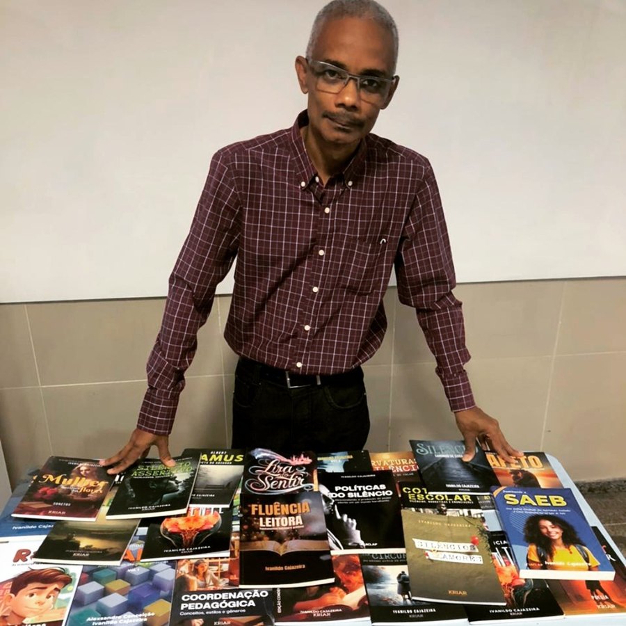 Professor Ivanildo Cajazeira com os livros que escreveu